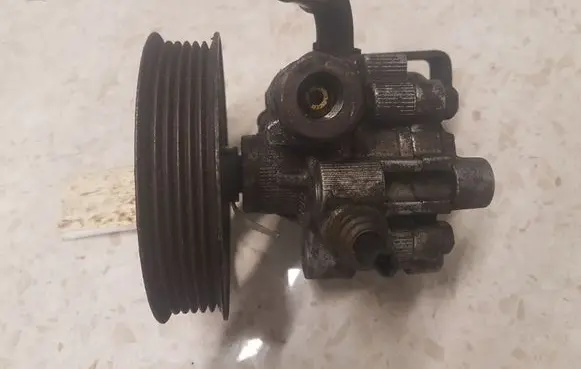 Toyota Avensis T250 Power steering pump 32100