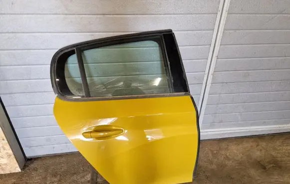 Peugeot 208 II Rear door 9823198280