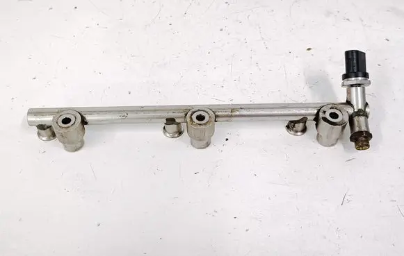 Volkswagen Touareg II Fuel main line pipe 06J906054L 0261545112
