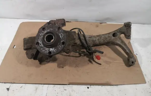 Volkswagen PASSAT B5 Front wheel hub spindle knuckle