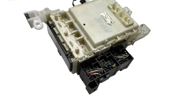 Toyota RAV 4 (XA30) Fuse module 8273042370 0C180014
