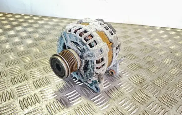 Volkswagen PASSAT B8 Generator/alternator 04L903024T
