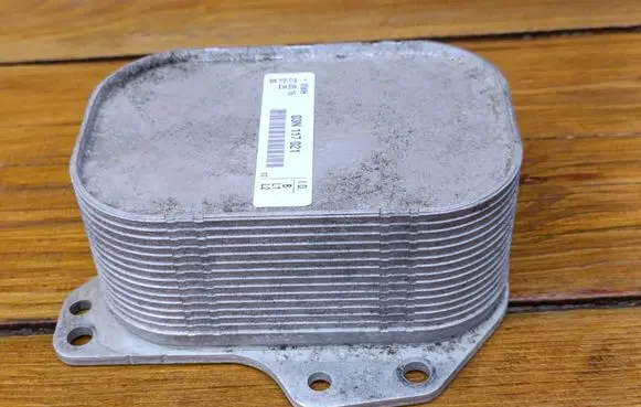 Volkswagen Touran III Engine oil radiator 03N117021