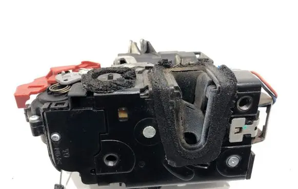Skoda Fabia Mk1 (6Y) Rear door lock 6Y0839015A