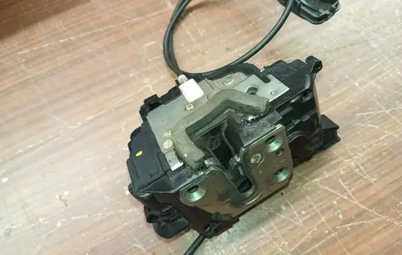 Renault Master III Front door lock 
