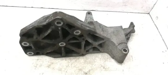 Nissan Pathfinder R51 Generator/alternator bracket 