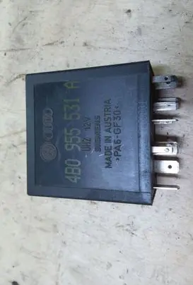 Volkswagen PASSAT B5.5 Hazard warning light relay 4B0955531A