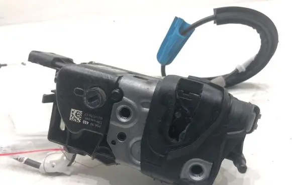 Opel Combo E Front door lock 163433