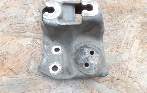 Subaru Legacy Engine mounting bracket
