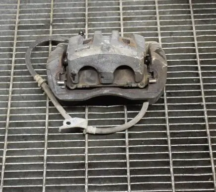 Toyota RAV 4 (XA40) Front brake caliper