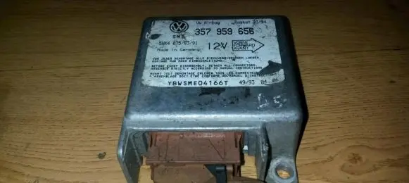 Volkswagen PASSAT B4 Airbag control unit/module 357959656 5WK4075