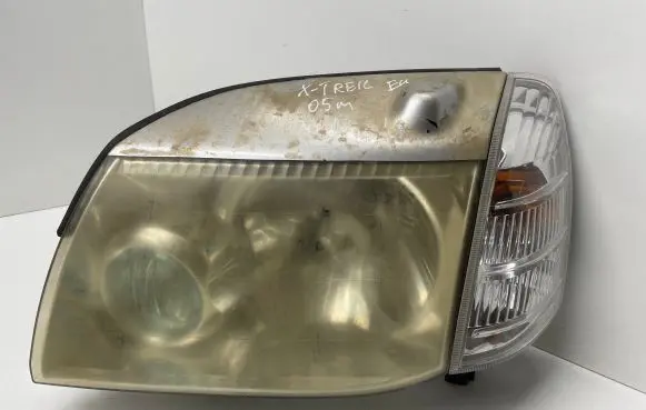 Nissan X-Trail T30 Headlight/headlamp E137511