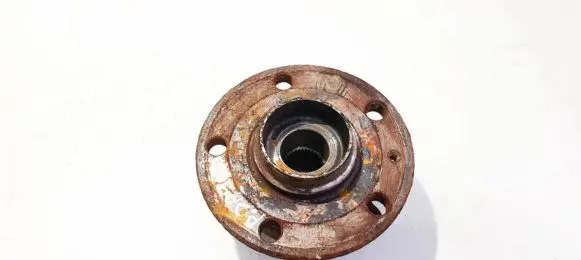 Volkswagen Golf V Front wheel hub