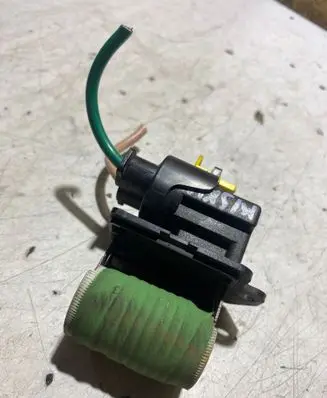 Nissan Qashqai Coolant fan relay M164727