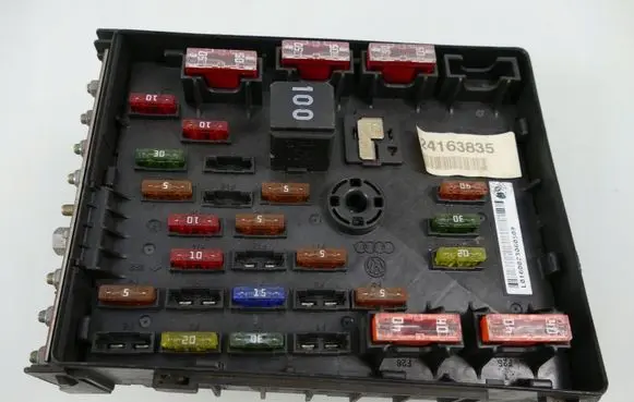 Volkswagen PASSAT B6 Fuse module 24163835