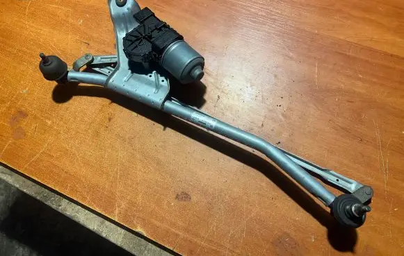 Dacia Sandero Front wiper linkage and motor 8200619512 3397020879 0390241544