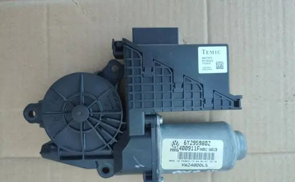 Volkswagen Polo IV 9N3 Front door window regulator motor 6Y2959802