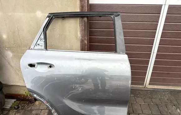 KIA Sorento Rear door