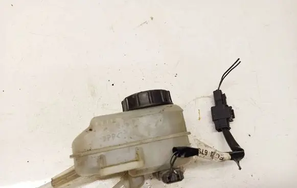 Mazda CX-7 Brake fluid reservoir 