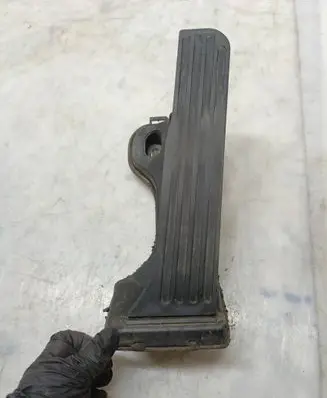 Volkswagen Touran I Accelerator throttle pedal 1T1721503H 6PV00868900