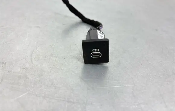 Land Rover Defender USB socket connector M8E219010DA