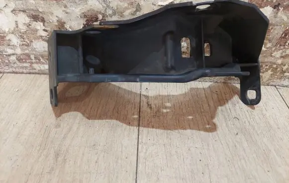 Jaguar XF X250 Fender mounting bracket