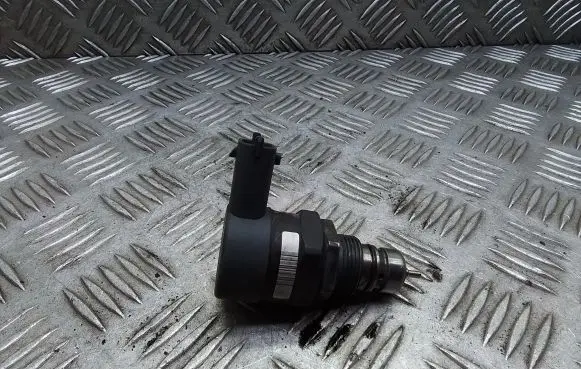 Opel Vivaro Fuel pressure regulator 0281002753 H8200426552
