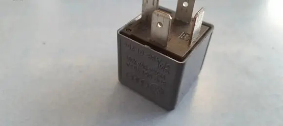 Volkswagen PASSAT B5.5 Other relay 8D0951253A