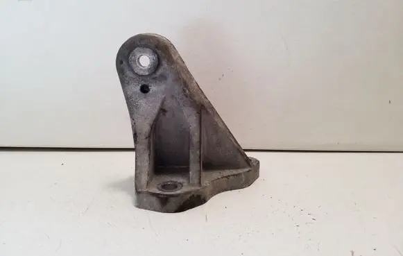 Engine mounting bracket