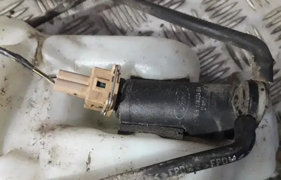 Ford Focus Windscreen/windshield washer pump 98bb17k624ba