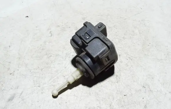Volkswagen PASSAT B5 Headlight level adjustment motor 3A0941295