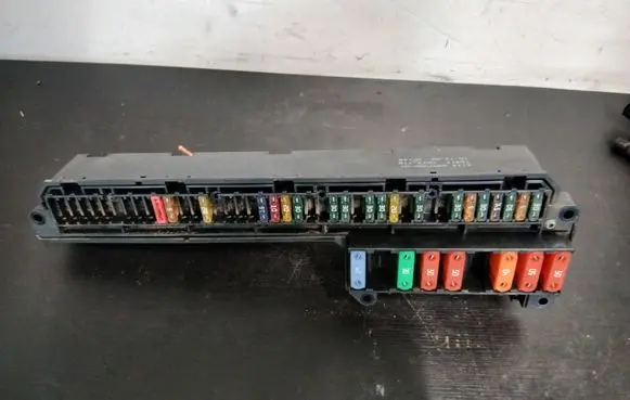 BMW 5 E60 E61 Fuse module 6957330