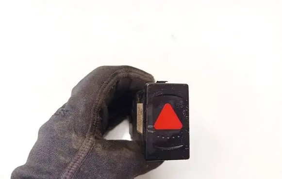 Volkswagen PASSAT B5 Hazard light switch 3b0953235b