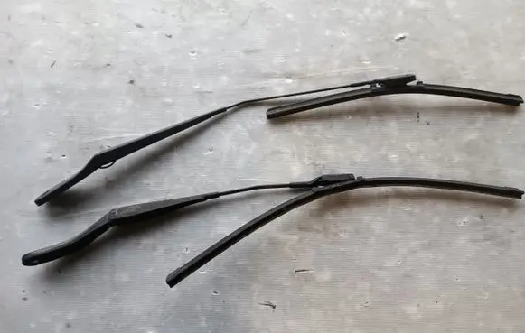 Volvo C30 Front wiper blade arm