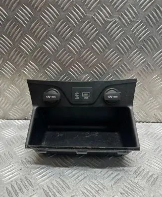 Hyundai Tucson TL 12 V Socket (front) 84630D79604X 13102015 PADAR0173