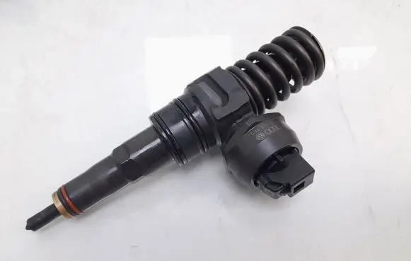 Volkswagen Golf V Fuel injector 038130073AG 0414720215