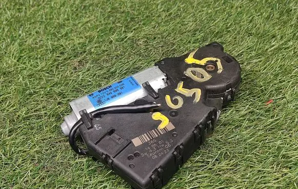 Volkswagen PASSAT B5.5 Sunroof motor/actuator 1J6959591 0390200006