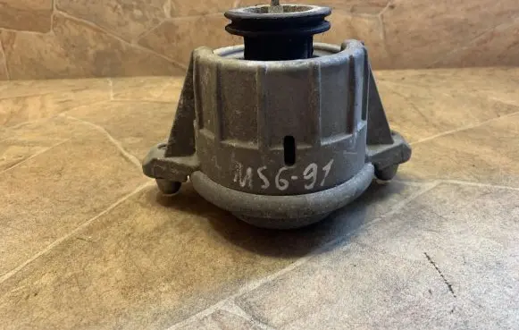 Mercedes-Benz C W204 Engine mount bracket A2042404217
