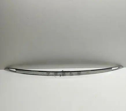 Trunk door license plate light bar