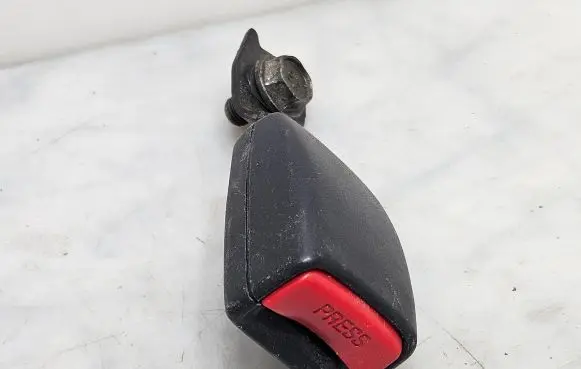 Mitsubishi Grandis Rear seatbelt buckle G3420