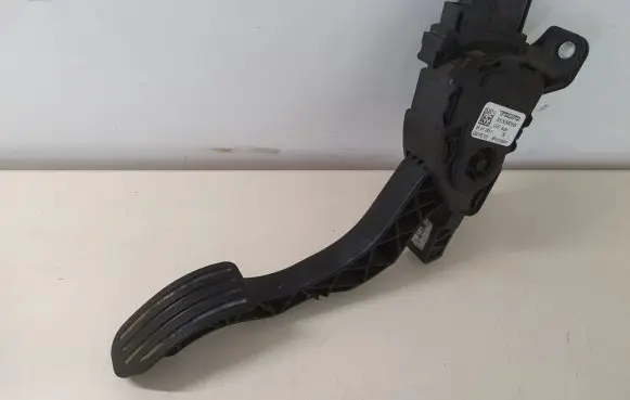 Volvo V70 Accelerator throttle pedal 31329058