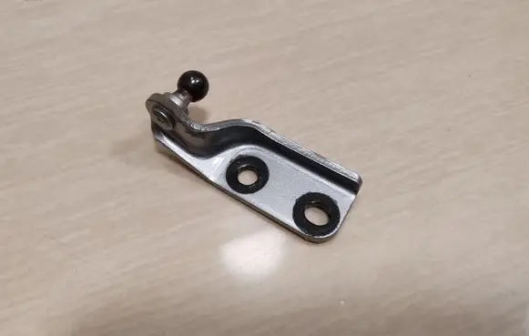 Nissan Note (E11) Shock absorber/damper mounting bracket 