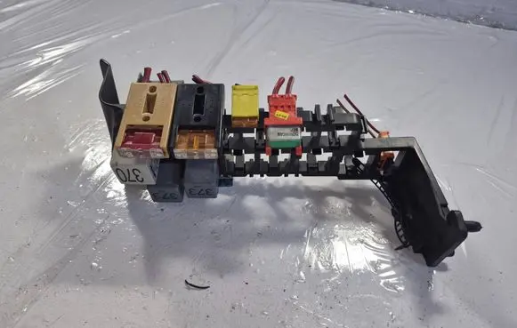 Volkswagen PASSAT B5 Fuse 8A0937530