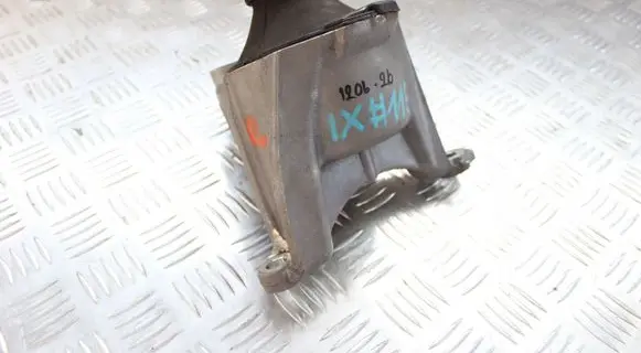 Honda Civic IX Engine mount bracket