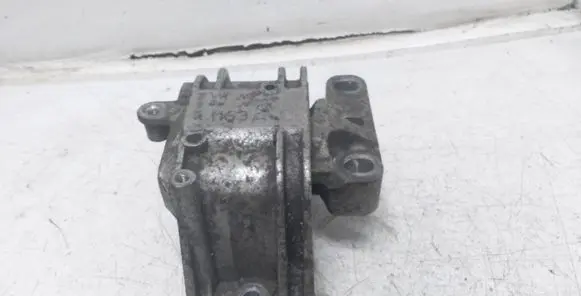 Volkswagen PASSAT B6 Engine mount bracket 1K0199262M