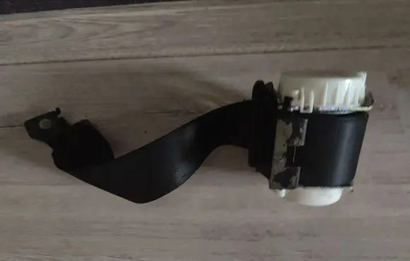 BMW 5 E60 E61 Middle seatbelt (rear) 33032443