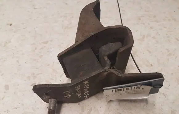Mitsubishi Pajero Engine mount bracket MR198013