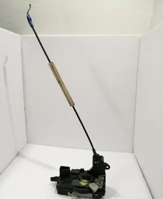 Opel Zafira B Front door lock 13220368