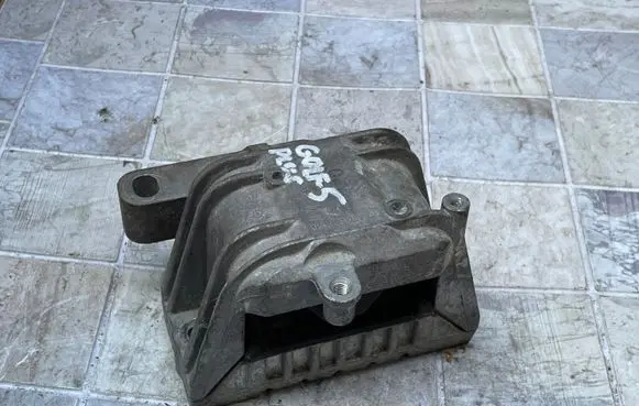 Volkswagen Golf V Engine mount bracket 1K0199262