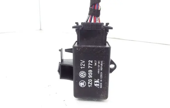 Volkswagen PASSAT B6 Seat heating relay 1Z0959772